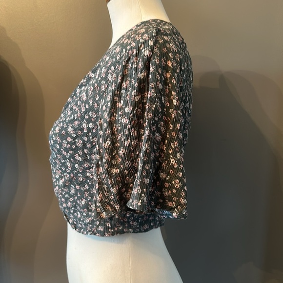 Floral Knot-Front Top - Green - Picture 2 of 3